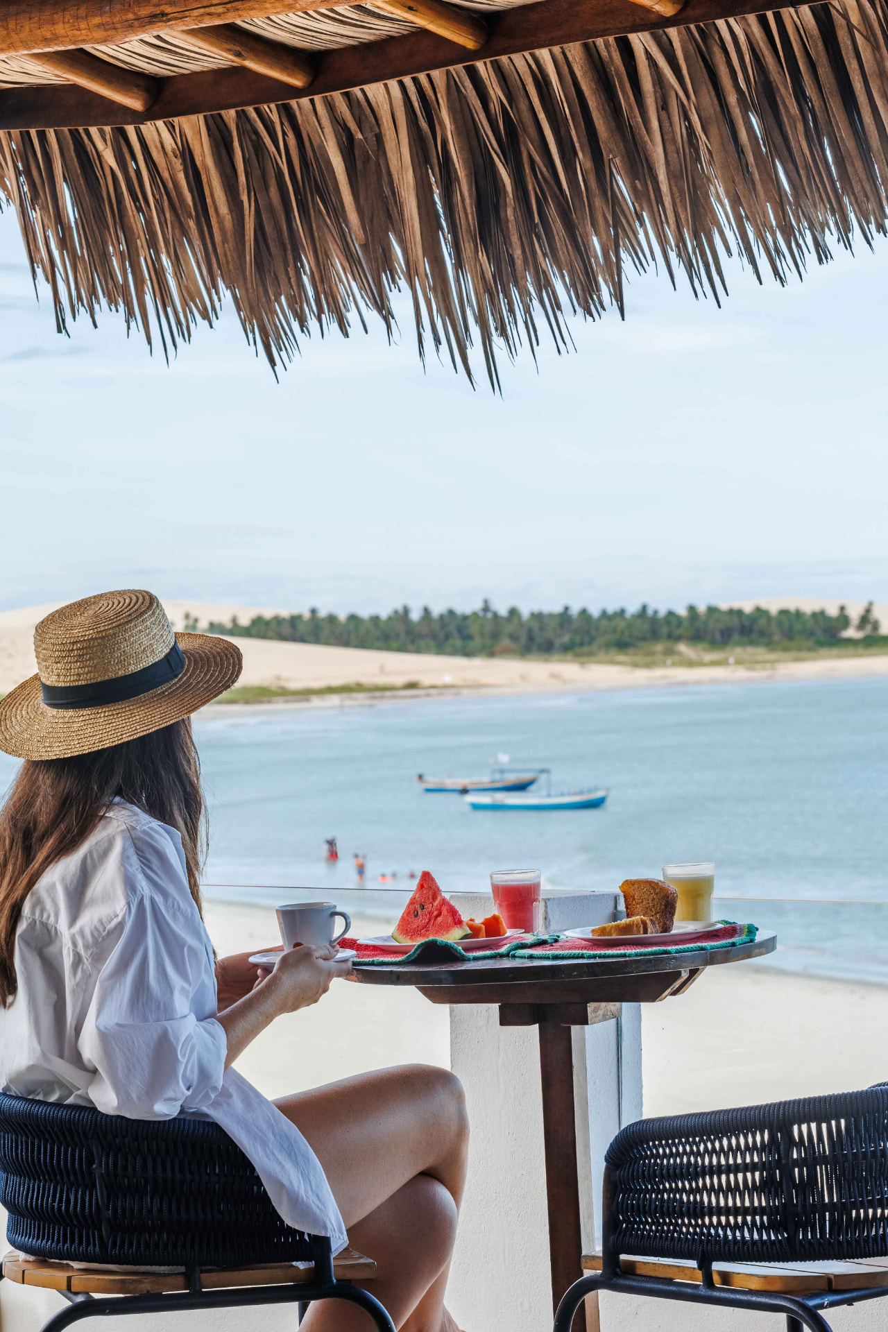 Café da manhã servido na varanda da Vila Gallina com vista para o mar